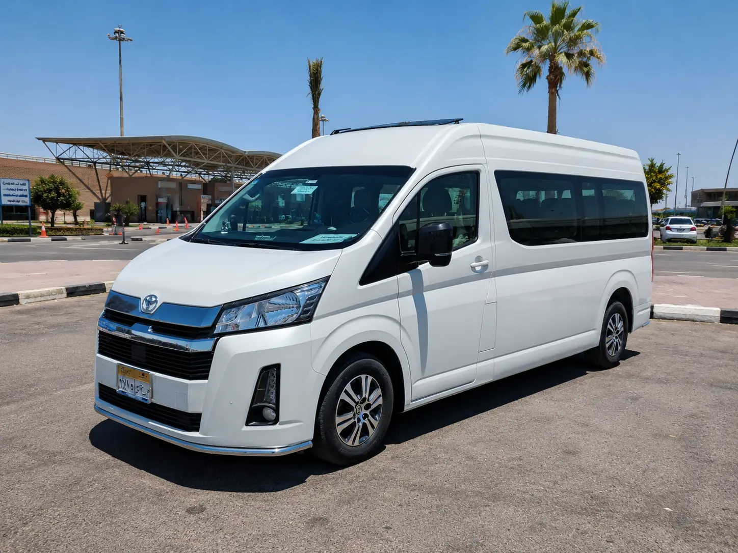 Moderner weißer Transfer-Van am Flughafen Hurghada